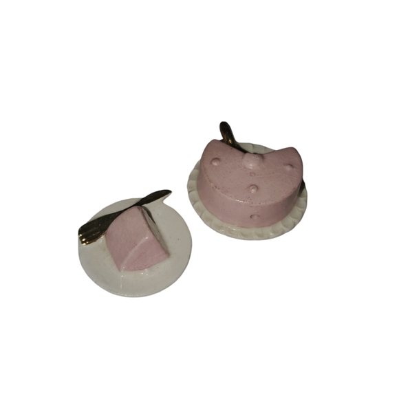 Rare vintage miniature pink cake and cake slice salt and pepper shakers - Picture 3 of 6
